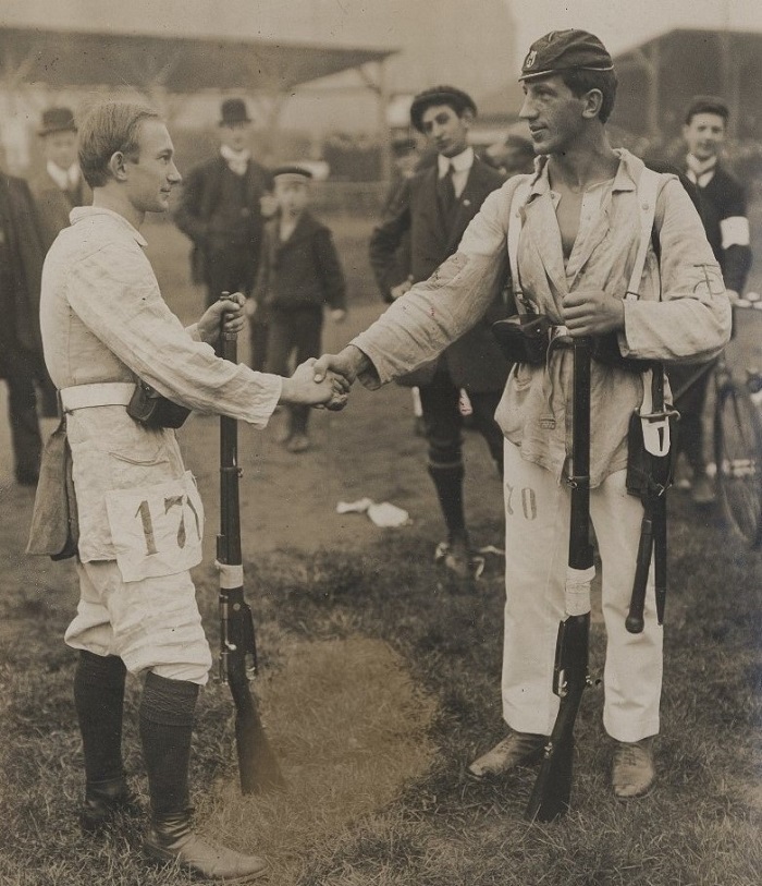 Emerich Rath (vpravo) na závodu v chůzi se zátěži. Rok 1909.