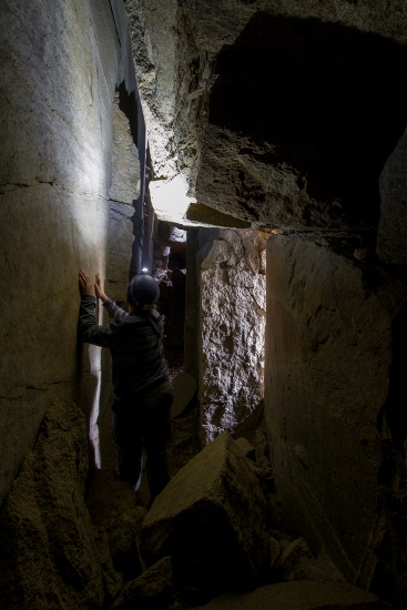 Jediná jeskyně dolního Posázaví také není úplně přírodní - vznikla posunem skalních bloků při nepovedeném odstřelu.