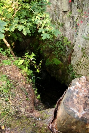 Rodriguesův hrob – šachta otevírající podzemní komory, prý už si také vyžádala alespoň jeden život